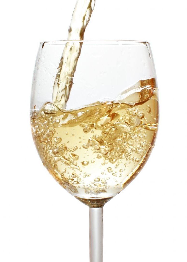 
	Cum sa combini corect vinul cu apa minerala. Reteta unui şpriţ perfect
