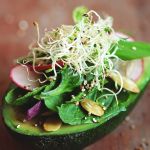 Salata detoxifianta de primavara cu avocado si spanac