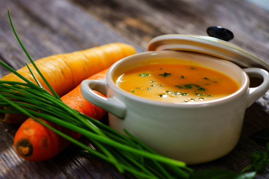 
	3 retete de supe usoare cu ingrediente de primavara
