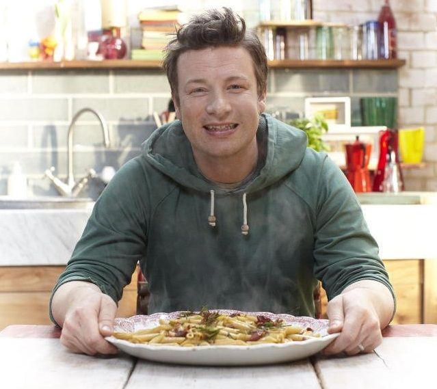 
	Jamie Oliver, dat in judecata de o clienta dupa ce aceasta a ajuns de urgenta la spital
