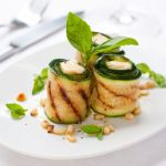 Reteta Aida Parascan: Rulouri de zucchini cu sos de sparanghel
