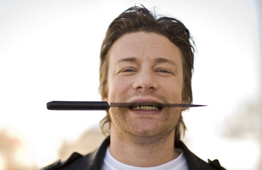 
	Jamie Oliver: "Oamenii saraci isi cumpara televizoare scumpe, dar mananca junk food"
