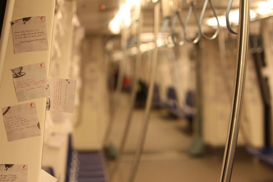 
	Cafea si poezie. Metroul bucurestean a fost tapetat cu peste 260.000 de post-it-uri cu versuri
