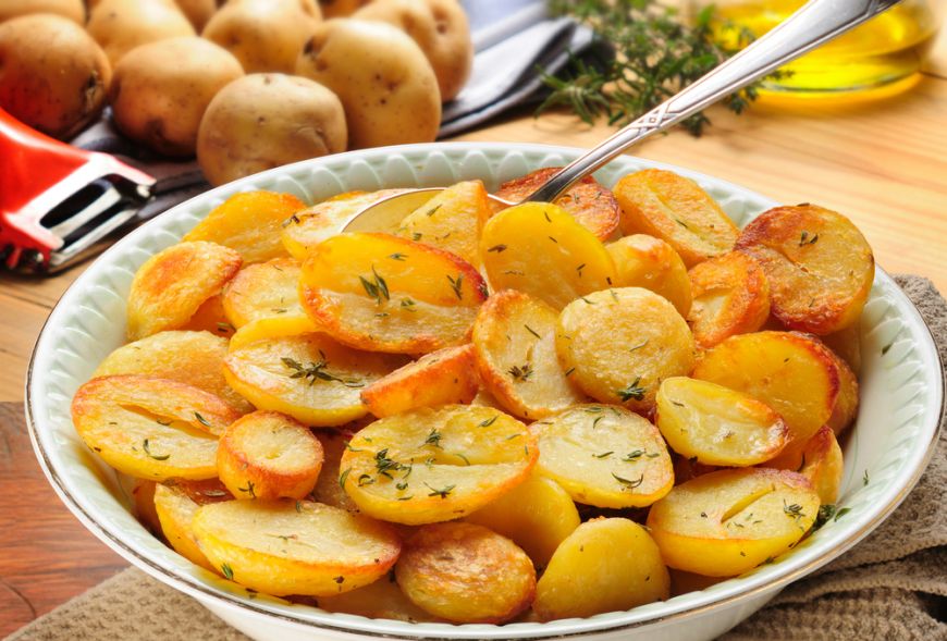 
	3 retete fierbinti cu cartofi pentru cinele de toamna

