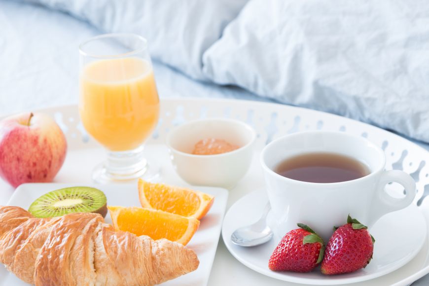 
	Mic dejun servit la pat. 5 idei delicioase pentru un rasfat de zile mari
