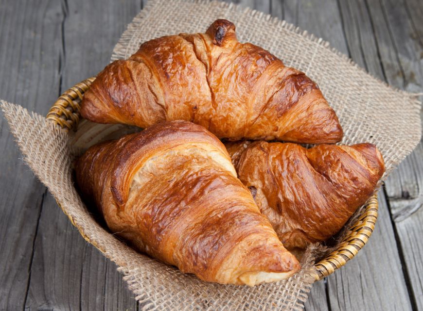 
	Croissantul, rasfatul suprem de dimineata. 10 lucruri de stiut despre acest deliciu frantuzesc
