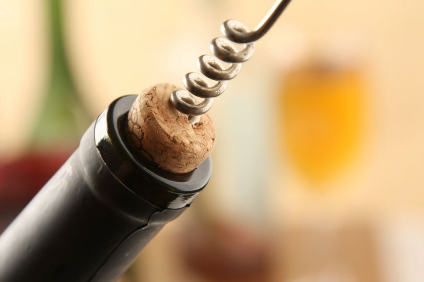 
	3 metode ingenioase sa deschizi sticla de vin fara tirbuson

