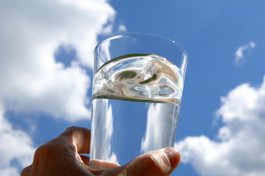
	8 moduri prin care apa te ajuta sa slabesti mai repede
