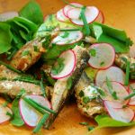Salata cu sardine, avocado si ridichii