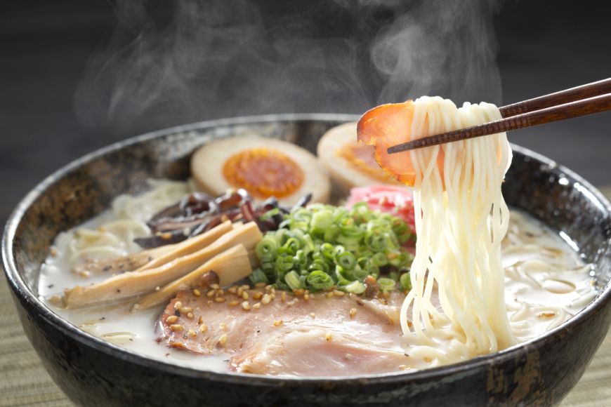 
	Ramen, supa care a hranit Japonia postbelica, a ajuns preferata natiunii. Cum se mananca
