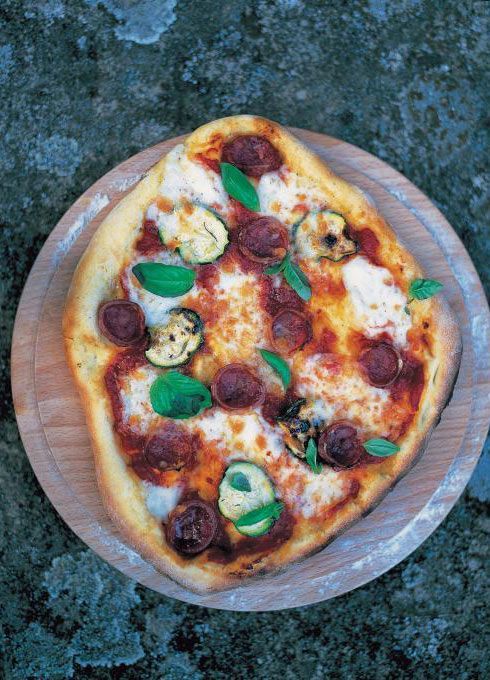 Pizza cu salam picant, dovlecel si rosii de la Jamie Oliver | FoodStory ...