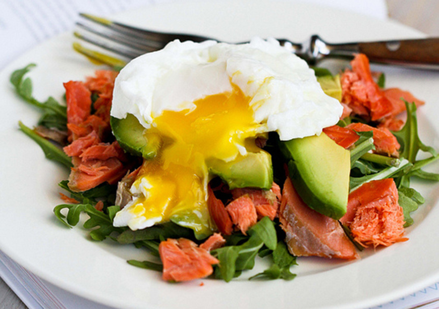 
	Micul dejun pe care trebuie sa-l incerci: oua posate pe pat de rucola, somon afumat si avocado
