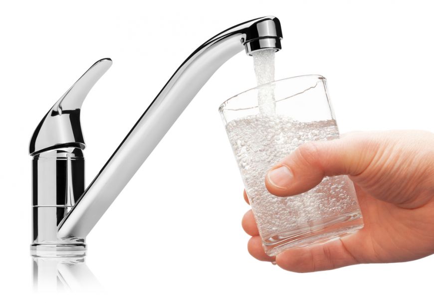 
	4 mituri despre apa pe care o bei, demontate de experti
