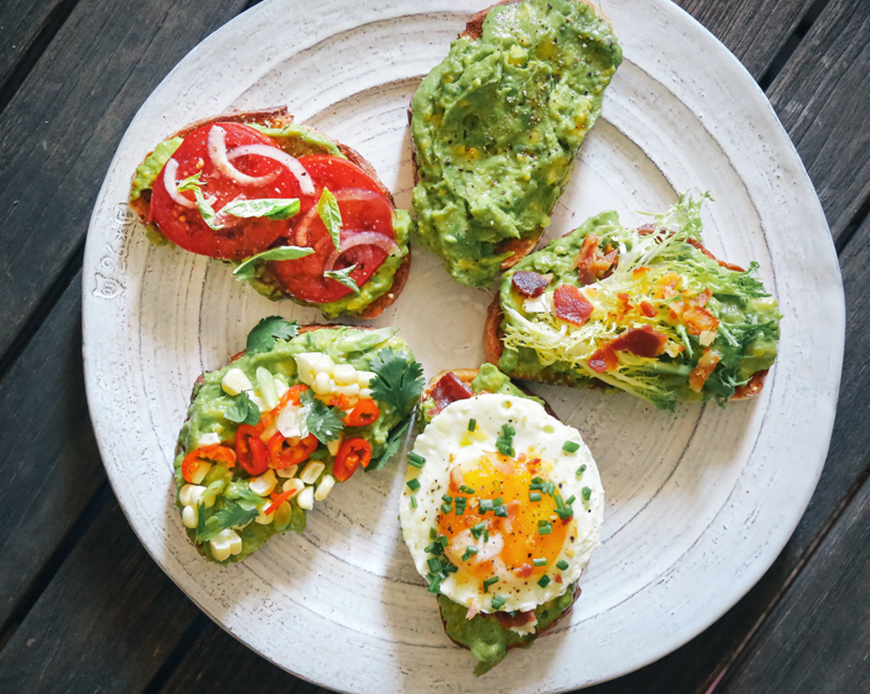 
	Toast cu avocado: 4 idei pentru un micul dejun delicios
