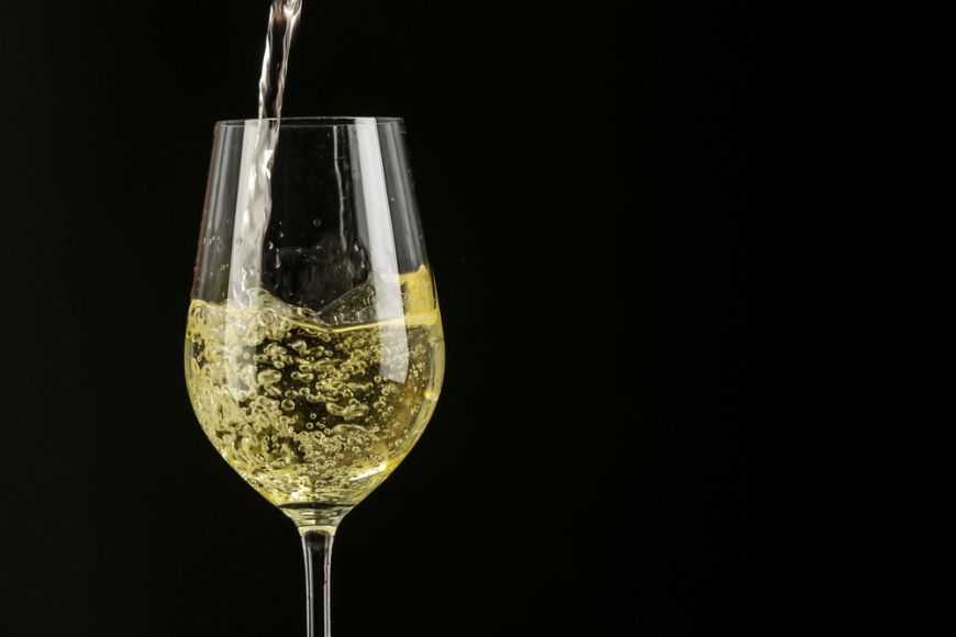 
	De ce să nu mai combini vinul cu apa minerală? Ce părere are un somelier despre şpriţ?
