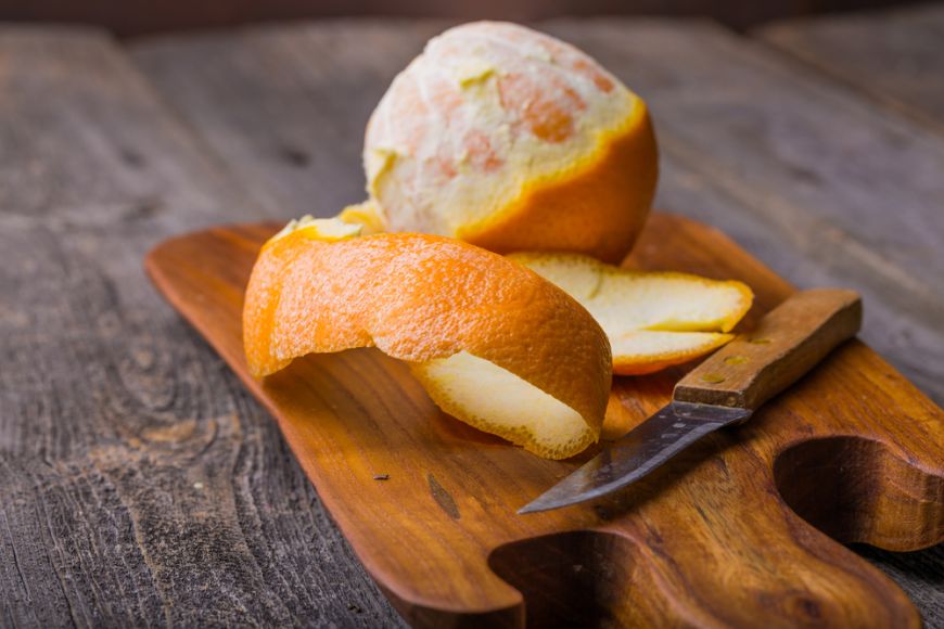 
	Cea mai buna metoda sa cureti o portocala. Nu te murdaresti pe maini
