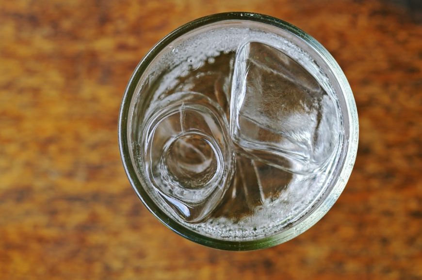 
	Chiar e interzis să bei apă în timpul mesei? Dacă e mit sau realitate, îți spune un nutriționist
