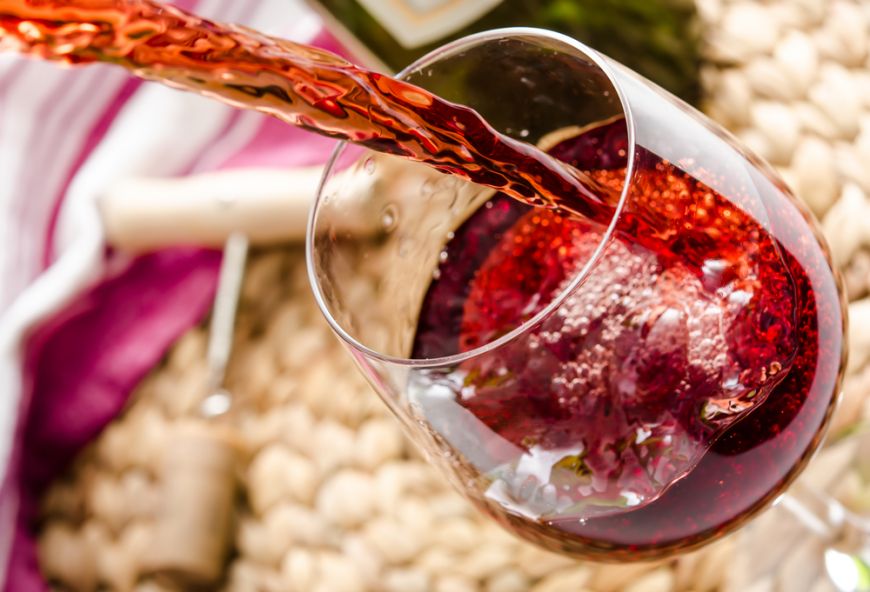 
	Motivul pentru care vinul roșu este mai sănătos decât vinul alb. Explicația unui oenolog
