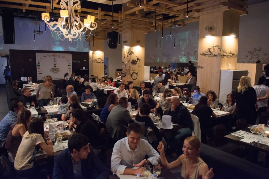 
	La Grande Tablee, cina care a reunit maiestria gastronomiei franceze si gusturile romanesti la "Sarbatoarea Gustului"
