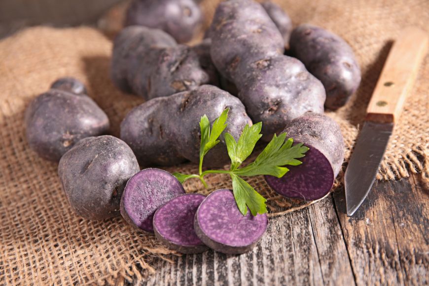 
	Cartofii mov, de 10 ori mai bogati in antioxidanti decat cei galbeni sau rosii. Cum ii poti gati
