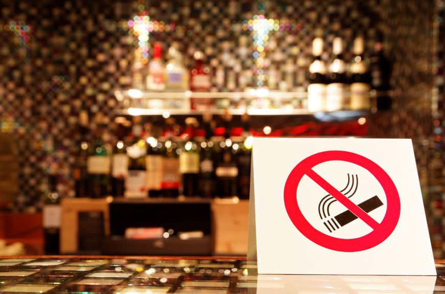 
	Legea care interzice fumatul in baruri si restaurante a fost adoptata
