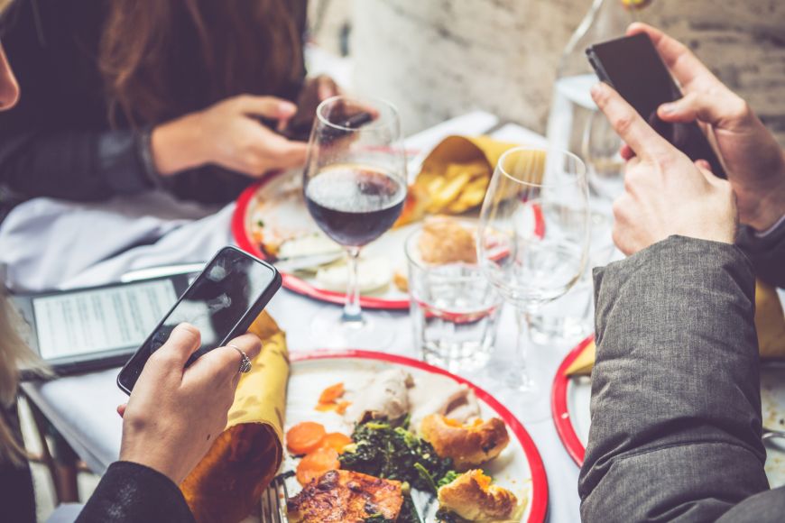 Cina cu prietenii. 3 trucuri pentru a-i determina sa renunte la telefon in timpul mesei