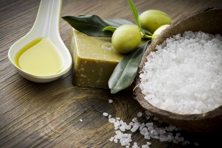 
	Uleiul de măsline e sănătos în salate și util în gospodărie! Iată ce poți curăța perfect cu acesta, fără alte soluții speciale 
