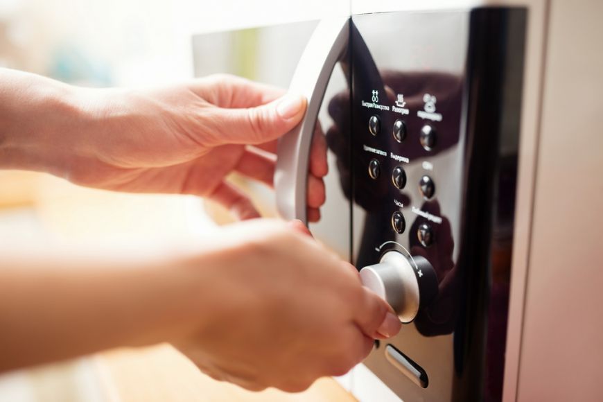 
	Metoda prin care puteți curăța cuptorul cu microunde fără detergent
