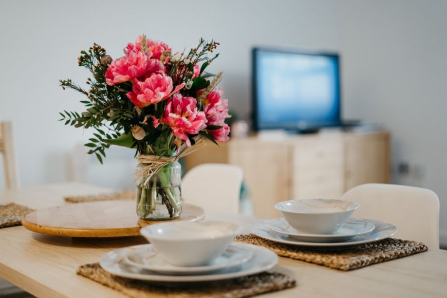 
	(P) Bucătăria scandinavă: scaune dinig, set farfurii minimaliste și pahare de șampanie
