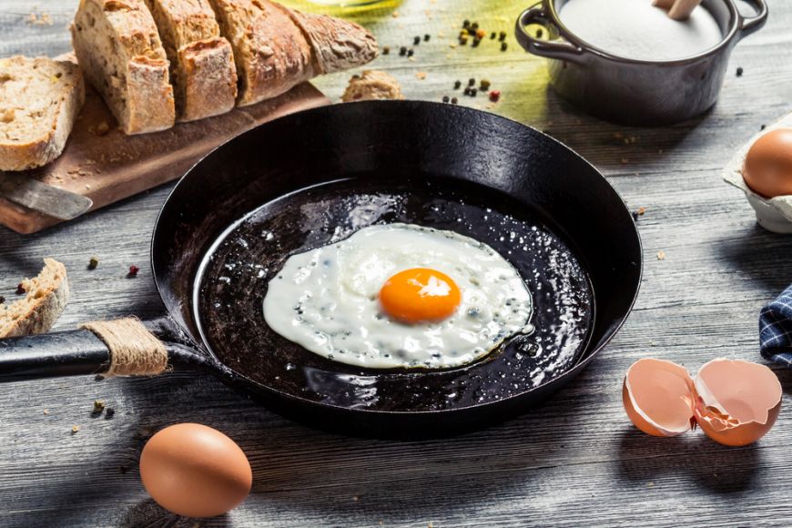 
	Cum să spargi corect oul în tigaie. Clipul devenit viral pe TikTok
