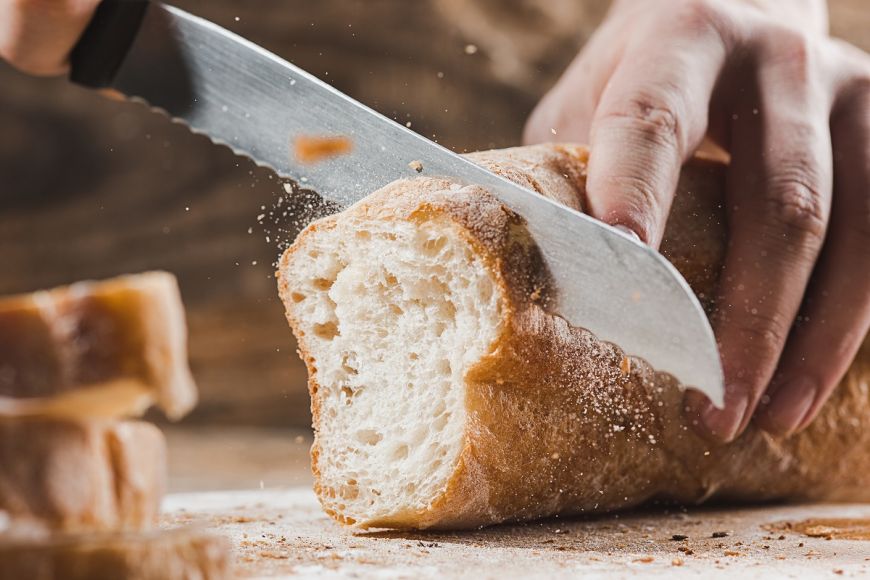 
	Cum înmoi pâinea veche încât să pară abia scoasă din cuptor 
