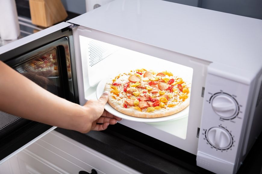 Trucul pentru a reîncălzi pizza la cuptorul cu microunde fără să-și schimbe gustul sau textura 