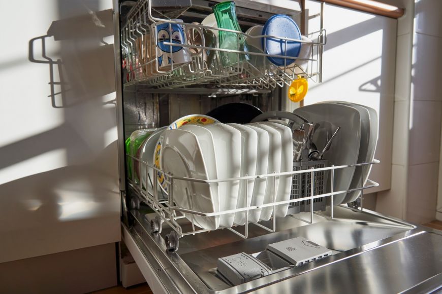 Trucul pentru a spăla vasele în mașina de spălat vase chiar dacă nu mai ai tablete speciale 