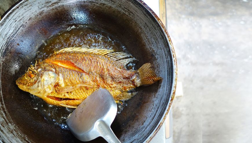 Cum să prăjești pește fără să faci miros în casă. Trucul care te scapă de această problemă 