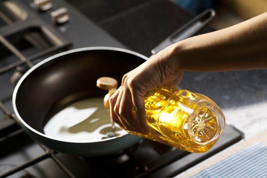 
	Cât ulei se pune în tigaie când prăjești alimentele. Greșeala uriașă pe care trebuie să o evităm: "Devine toxic"
