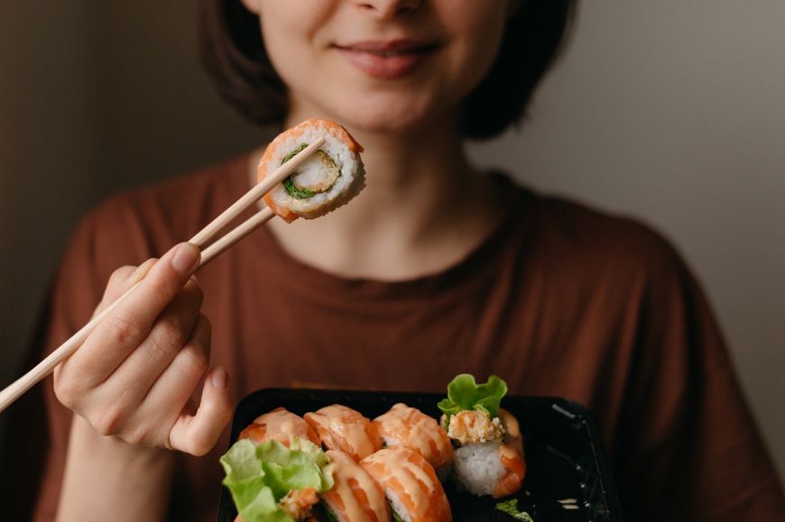 Greșeli pe care să nu le faci niciodată când mănânci sushi. Japonezii s-ar îngrozi 