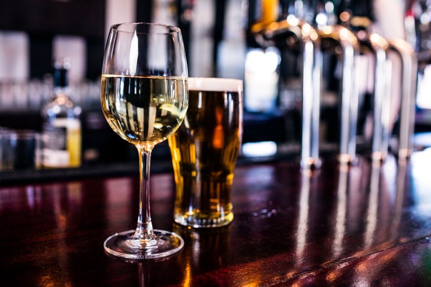 Ce îngrașă mai mult, vinul sau berea? Explicația experiților 