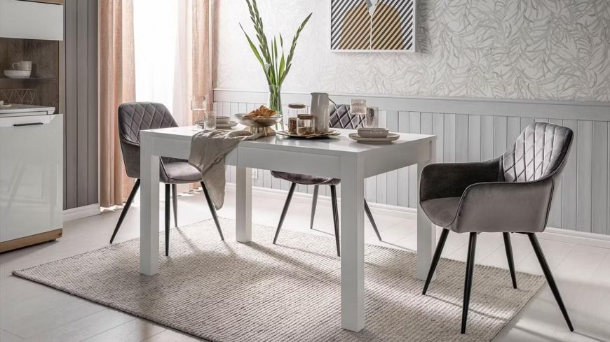
	(P) Ia un loc! Alegerea scaunelor în funcție de stilul de decor
