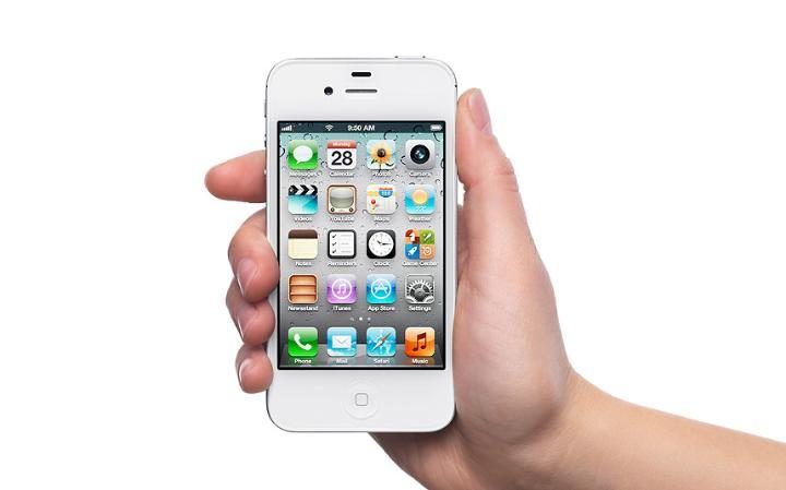 iPhone 4s, lansat in 2011, e primul telefon cu Siri. Vandut in peste 60 mil. unitati