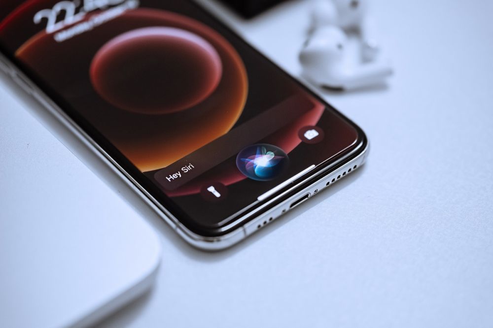 Apple face încă un pas către reversed wireless charging, metoda prin care îți vei putea alimenta căștile AirPods direct din iPhone