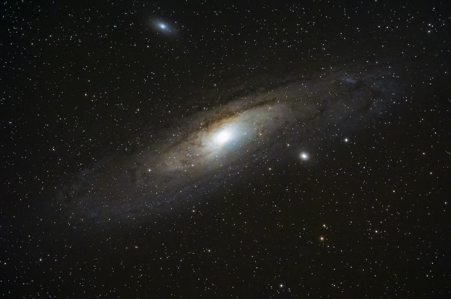 O galaxie rară cu trei găuri negre i-a condus pe astronomi spre descoperirea celor mai masive obiecte din Univers