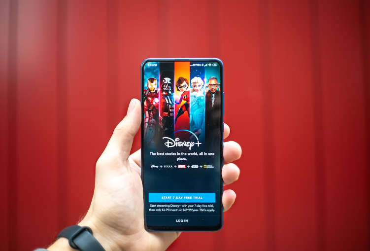 Disney+ urmează exemplul Netflix. Compania crește prețurile, introduce reclame și anunță măsuri împotriva partajării conturilor