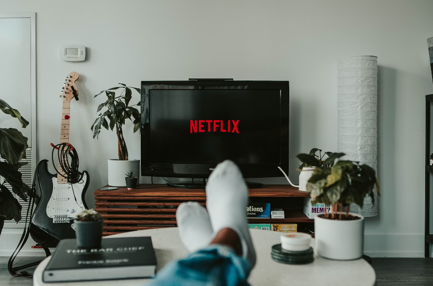 Netflix devine primul serviciu de streaming care le va oferi abonaților ce suportă reclame opțiunea de a descărca local conținut