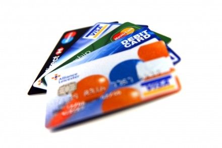 Guvernul limiteaza la 0,2 si 0,3% comisioanele interbancare percepute la platile cu carduri