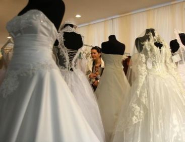 Primul targ pentru mirese si-a deschis astazi portile cu tarife de criza. Se pot face economii de pana la 50%