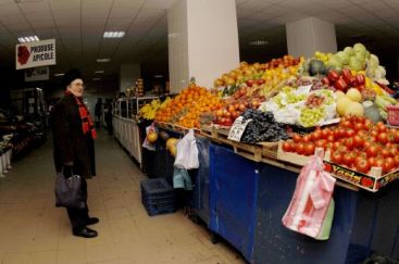 Gerul pune bete in roate comerciantilor. Sute de kilograme de fructe si legume degerate, aruncate