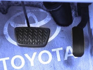 Vezi pedala buclucasa, care aduce pierderi de 2 miliarde de dolari companiei Toyota!