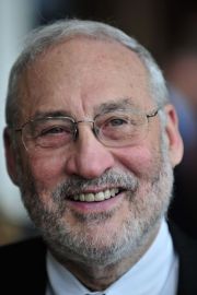 Stiglitz, laureat cu Nobel: UE ar trebui sa sustina financiar Grecia, pentru a opri atacurile impotriva euro