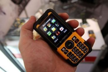 Noutati la Barcelona: telefoane atat de rezistente incat poti bate cuie cu ele!