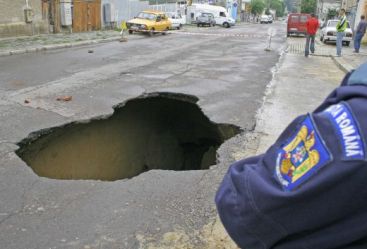 Autoritatile se cearta pe pretul corect al astuparii gropilor care mai au putin si se unesc! Cum comentezi?